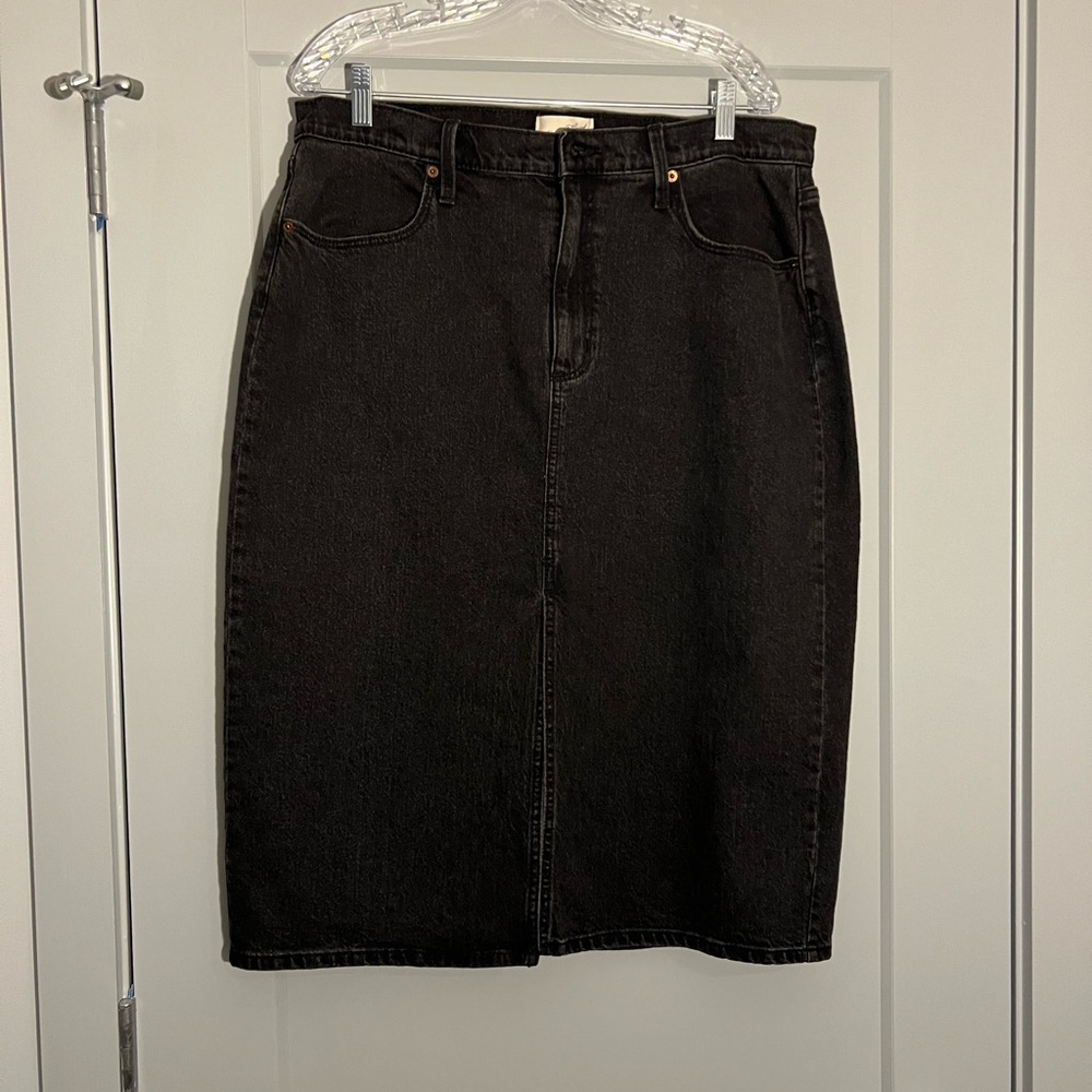 Universal Thread Black Denim Pencil Skirt.   NWOT
